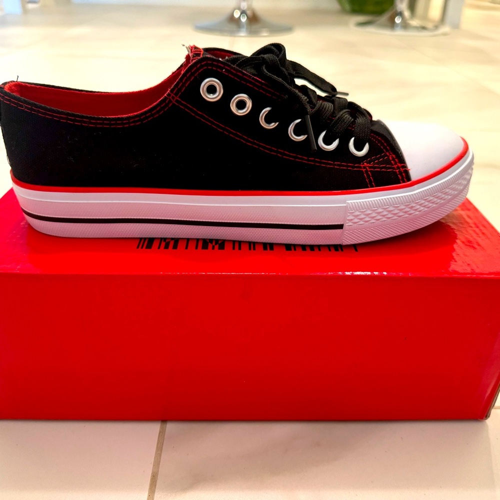 Converse Chuck Taylor style sneakers size 8 Unisex